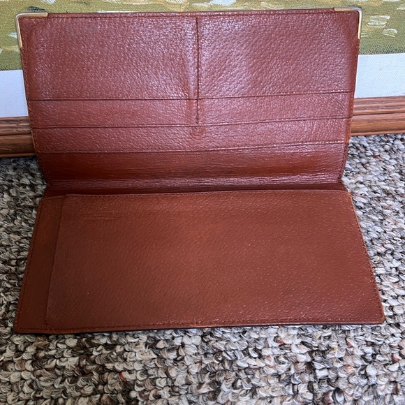 LV Bifold 6.5”x4 “ card holder. Code: 832
Call out: Wrinkle due to vintage. - Picture 4 of 9